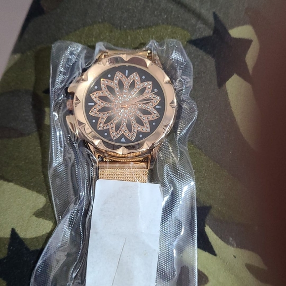 Fashion Women Rose Gold Flower Rhinestone Wrist Wa - Picture 3 of 10